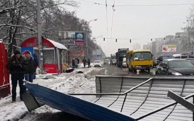 Масштабное ДТП на остановке в Киеве: появились новые подробности и видео