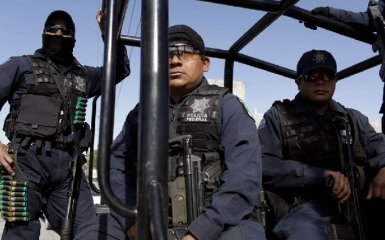 У Мексиці трьох чоловіків викинули з літака