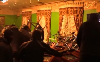 Активисты "Азова" показали, как разгромили казино в Харькове: появилось видео