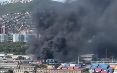 У Новоросійську спалахнула масштабна пожежа у вантажному терміналі порту — відео