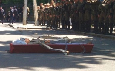 В Харькове Путина положили в гроб: опубликованы фото и видео