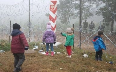 Мигранты внезапно начали отступать от границы Польши – что там происходит
