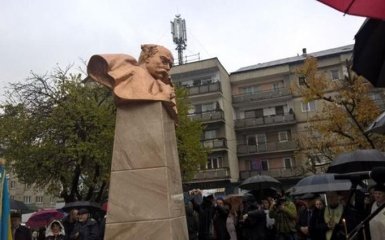 В Румунії відкрили пам'ятник великому українцеві: з'явилися фото