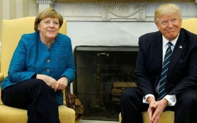 Трамп прокоментував свій дивний вчинок із Меркель