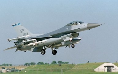 Украина сформировала первую группу пилотов для обучения на F-16 — Politico