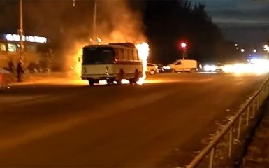 В Запорожье автобус с людьми вспыхнул прямо на дороге: опубликовано видео