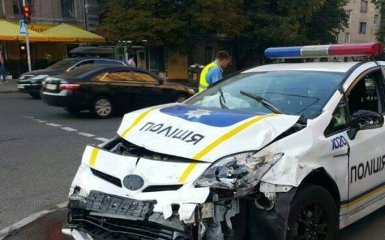 В центре Киева жуткое ДТП с патрульными и такси, есть пострадавшие: появились фото