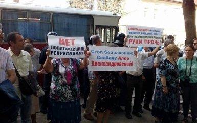Защитников коммунистки Александровской в Харькове забросали яйцами: появились фото