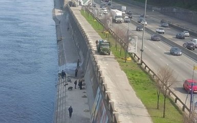 На набережной в Киеве смывают граффити: появились фото