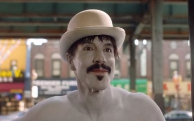 Вокалист легендарной рок-группы снялся без одежды в новом клипе: опубликовано видео