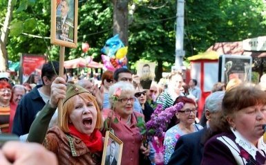 Еще в одном городе Украины произошла драка из-за красных флагов: опубликовано видео