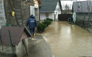 Закарпаття затопив потужний паводок: опубліковані фото і відео