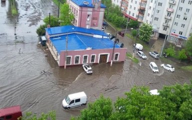 Злива перетворила вулиці Львова на річки: з'явилися фото та відео