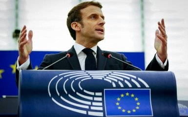 Macron calls for a change in approach to Putin