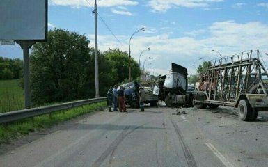 В Киеве произошло масштабное ДТП с инкассаторами и грузовиком: появились фото