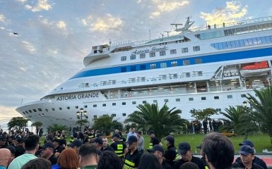 У Батумі знову протестують через прибуття російського лайнера. Затримано українку