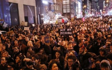 В США арестованы десятки протестующих против Трампа