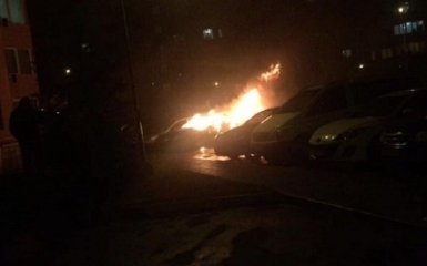 Підпал авто в Києві: з'явилося нове яскраве відео