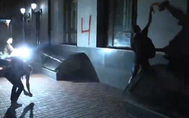 В Киеве атаковали здание российской организации: появилось видео