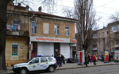 В Одессі охорона ледь не вбила чоловіка за шматок ковбаси: опубліковані фото і видео