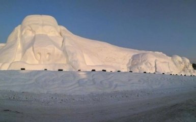 В Китае создали гигантскую собаку из снега: опубликованы зрелищные фото