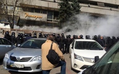У центрі Києва десятки силовиків зачистили готель: з'явилося відео і фото