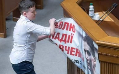 Савченко сорвала с трибуны ВР свой украденный портрет: опубликовано фото