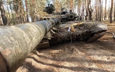 В РФ пообещали украинскому танкисту помочь отремонтировать трофейный российский танк — видео
