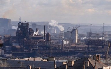 В окупованому Маріуполі росіяни готуються зводити укріплення біля "Азовсталі" — відео