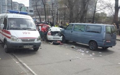 Потрійна ДТП в Дніпрі: з'явилися відео моменту аварії і дані про постраждалу