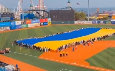 В США развернули самый большой в мире флаг Украины — видео