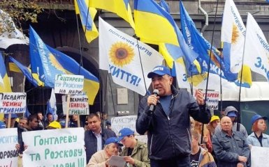 Рабінович під НБУ: «Влада злякалася наших мітингів, вже завтра два банки почнуть виплати»