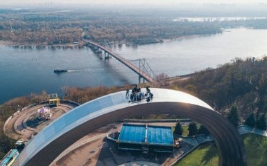 В Киеве руферы устроили экстремальный подъем на Арку Дружбы народов: зрелищные фото и видео