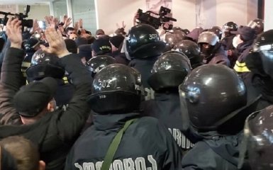 У Грузії поліція взяла штурмом офіс партії Саакашвілі