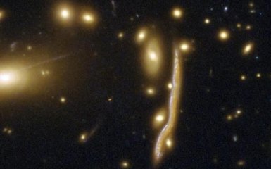 У NASA показали далеку галактику-змію