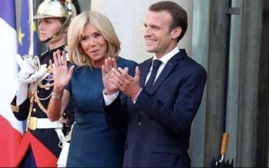 Первая леди в кроссовках: жена Макрона удивила нетипичным образом