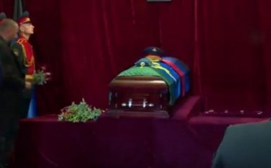 Ну не вірю я: в мережі обговорюють відео з похорону Захарченко, якого ховають у закритій труні