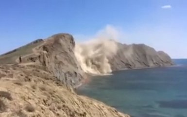 В Крыму рухнул в море мыс под Коктебелем: появилось видео