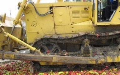 В России раздавили трактором тонны продуктов из страны-"союзника": опубликовано фото