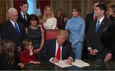 Трамп пожартував, підписуючи перші укази на посаді президента США: з'явилося відео