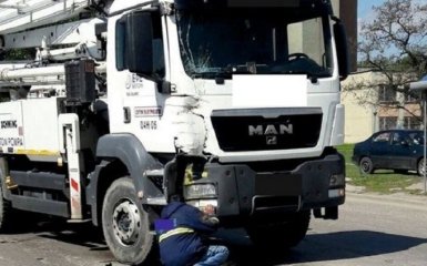 Во Львове столкнулись маршрутка и грузовик: опубликованы фото