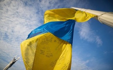 У Києві підняли прапор України з підписами військових, рятувальників та волонтерів — яскраві фото