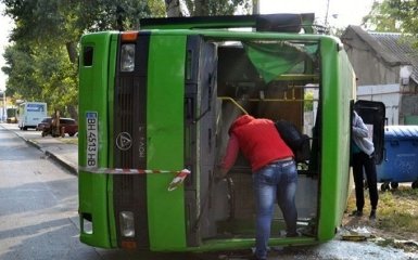 В Одессе перевернулась маршрутка, много пострадавших: появились фото и видео