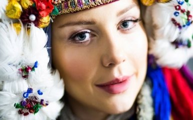 Кароль примерила украинский старинный свадебный наряд: появились фото