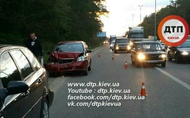 Под Киевом произошло масштабное ДТП с пятью машинами: опубликованы фото