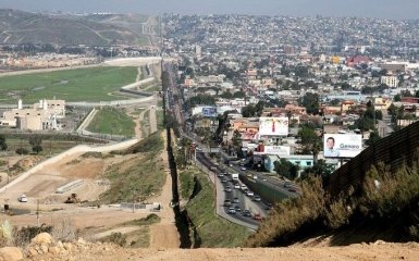 В США прийняли гучне рішення по будівництву стіни з Мексикою