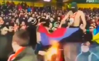 Фанаты "Шахтера" сожгли "флаг ДНР" в Харькове: появилось видео