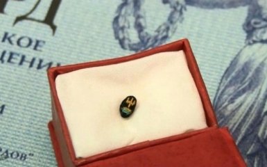 Українка вийшла на крихітному зернятку символіку України