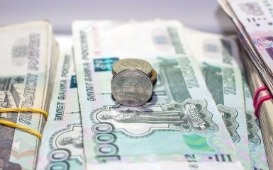 Російський рубль продовжує стрімко дешевшати - названа причина
