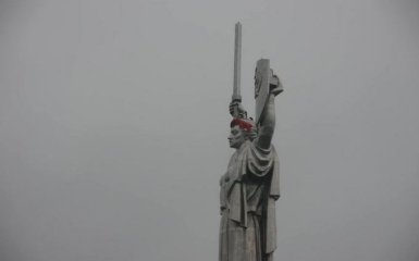 Родину-мать в Киеве сделали "украинкой": опубликованы фото